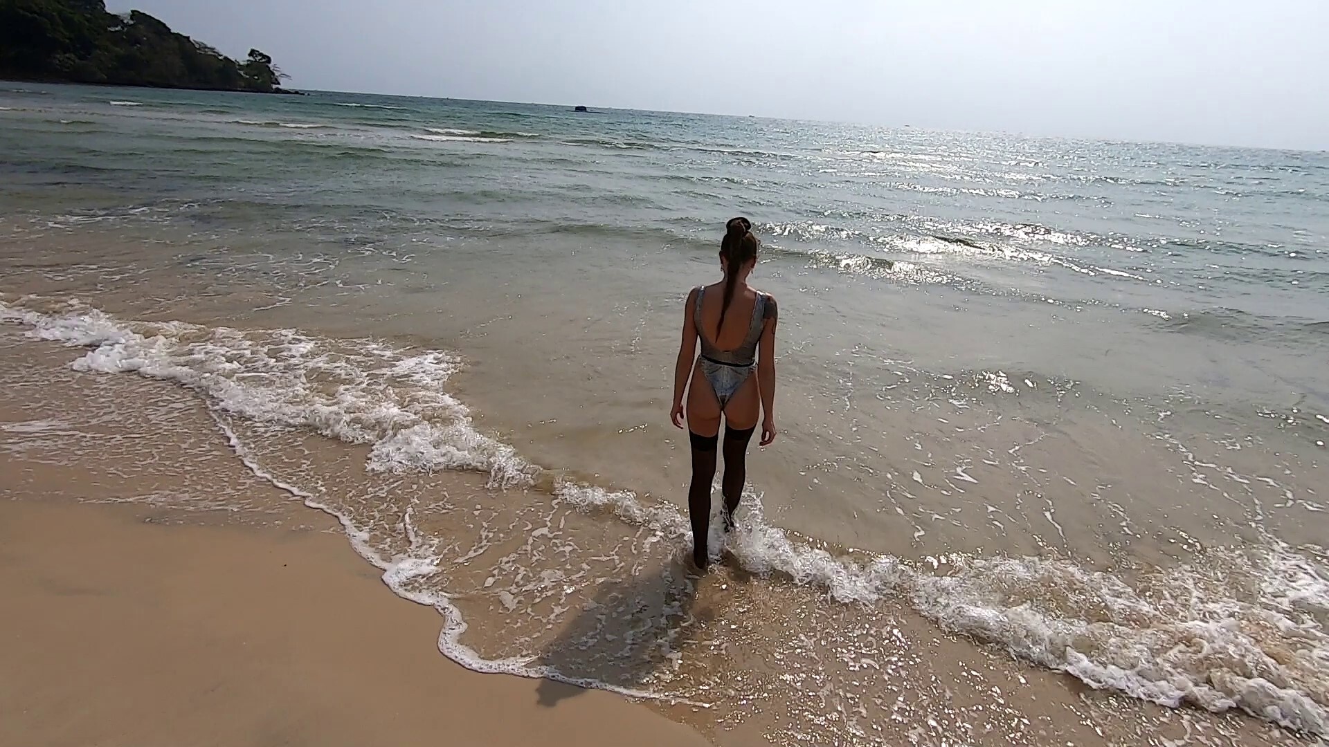 DAISY - korek analny i rozrywanie pończoch na plaży w Wietnamie.